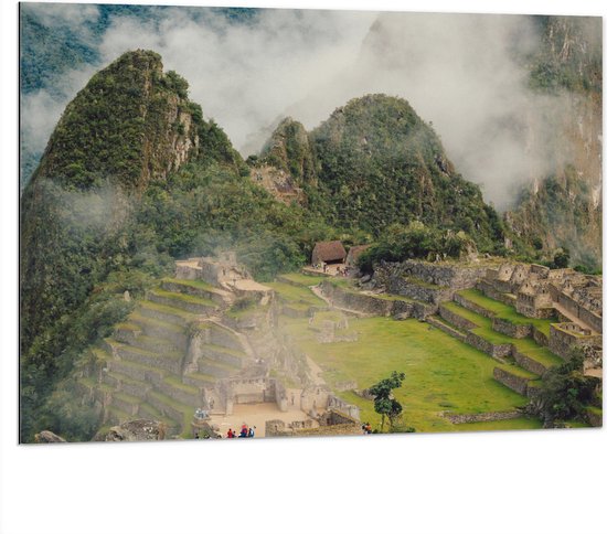 WallClassics - Dibond - Machu Pichu vanuit de Lucht - 100x75 cm Foto op Aluminium (Met Ophangsysteem)
