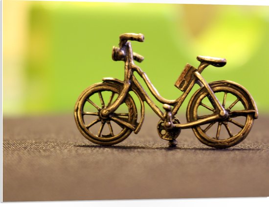 WallClassics - PVC Schuimplaat - Miniatuurbeeld van Gouden Fiets - 80x60 cm Foto op PVC Schuimplaat (Met Ophangsysteem)