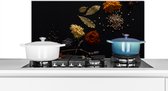 Spatscherm keuken 90x45 cm - Kookplaat achterwand Specerijen - Kruiden - Noten - Lavendel - Zwart - Muurbeschermer - Spatwand fornuis - Hoogwaardig aluminium - Alternatief voor spatscherm van glas