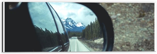 WallClassics - Dibond - Uitzicht op Sneeuwberg in Autospiegel - 60x20 cm Foto op Aluminium (Met Ophangsysteem)