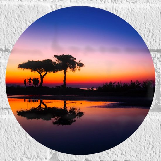 WallClassics - Muursticker Cirkel - Schommel bij Bomen en zonsondergang - 20x20 cm Foto op Muursticker