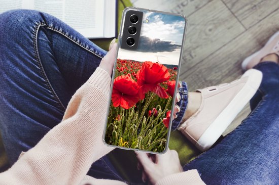 Telefoonhoesje Geschikt voor Samsung Galaxy S21 FE hoesje - Klaprozen tegen een dramatische stormachtige lucht - Siliconen Telefoonhoesje Telefoonhoesje