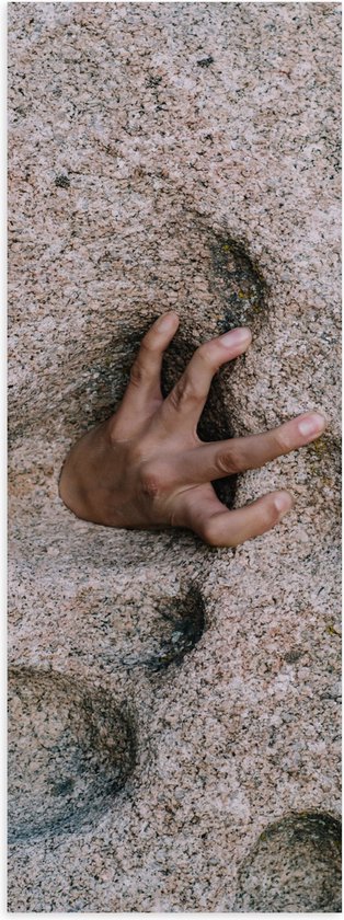 WallClassics - Poster (Mat) - Hand uit het Zand - 30x90 cm Foto op Posterpapier met een Matte look