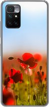 Geschikt voor Xiaomi Redmi 10 hoesje - Klaprozen onder een helderblauwe hemel. - Siliconen Telefoonhoesje