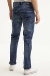 Man in blauwe jeans met stone wash used look, gedetailleerde naden. Achterkant met rolzomen.
