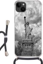Geschikt voorApple Iphone 14 Plus - Crossbody Case - Vrijheidsbeeld in New York op een bewolkte dag in zwart-wit - Siliconen - Crossbody - Backcover met Koord - Telefoonhoesje met koord - Hoesje met touw