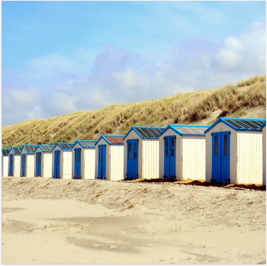 WallClassics - Poster Glanzend – Blauw met Witte Strandhuisjes - 100x100 cm Foto op Posterpapier met Glanzende Afwerking