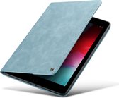 Casemania Hoes Geschikt voor Apple iPad 10.2 (2020) Aqua Blue - Book Cover