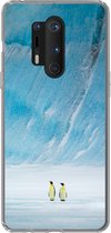 Geschikt voor OnePlus 8 Pro hoesje - Twee keizerpinguïns voor een ijsberg - Siliconen Telefoonhoesje