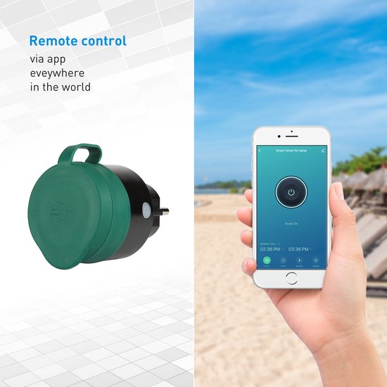 Slimme stekker met gesloten klepje en een smartphone in de hand, waarop de app voor 'remote control' wordt getoond.