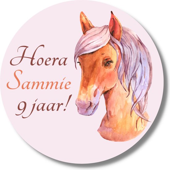 Roze ronde sticker met een aquarel van een paardenhoofd en de tekst 'Hoera Sammie 9 jaar!'