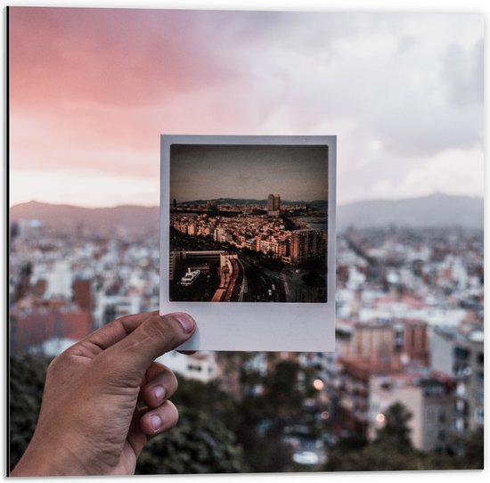 WallClassics - Dibond - Polaroid Foto van de Stad - 50x50 cm Foto op Aluminium (Met Ophangsysteem)