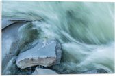 WallClassics - Acrylglas - Blauw Stromend Water langs Stenen - 75x50 cm Foto op Acrylglas (Wanddecoratie op Acrylaat)