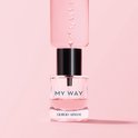 Een Giorgio Armani My Way parfumflesje met druppels die uit een ander flesje vallen.