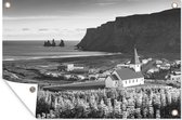 Tuinposter - Tuindoek - Tuinposters buiten - Dorp Vík í Mýrdal in IJsland - zwart wit - 120x80 cm - Tuin