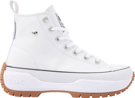 Witte hoge sneaker met dikke rubberen zool en veters. Zijkant met 'BK' logo.