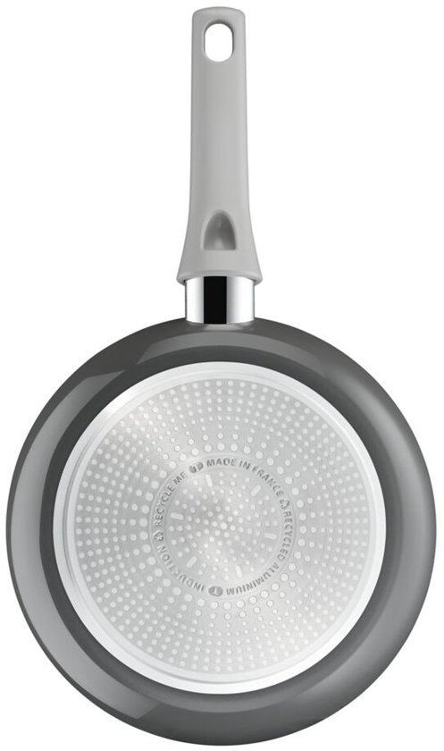 Onderkant van een grijze Tefal koekenpan met witte handgreep. Een zilverkleurige bodem met cirkelvormig patroon.