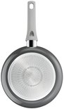 Onderkant van een grijze Tefal koekenpan met witte handgreep. Een zilverkleurige bodem met cirkelvormig patroon.