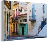 Wanddecoratie Metaal - Aluminium Schilderij Industrieel - Kleurrijke straat in de Cubaanse hoofdstad Havana - 150x100 cm - Dibond - Foto op aluminium - Industriële muurdecoratie - Voor de woonkamer/slaapkamer