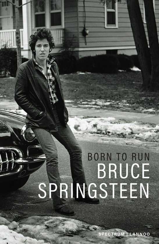 Zwart-wit foto van Bruce Springsteen leunend tegen een Chevrolet Corvette. Tekst: 'Born to Run' en 'Bruce Springsteen'.