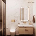 Salle de bain moderne avec carrelage en marbre, raclette de douche en acier inoxydable, accrochée à un mur.