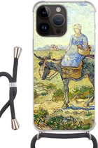 Geschikt voorApple Iphone 14 Pro - Crossbody Case - Boerenkoppel gaat naar het werk - Vincent van Gogh - Siliconen - Crossbody - Backcover met Koord - Telefoonhoesje met koord - Hoesje met touw