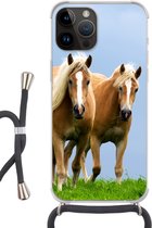 Geschikt voorApple Iphone 14 Pro Max - Crossbody Case - Paarden - Gras - Lucht - Siliconen - Crossbody - Backcover met Koord - Telefoonhoesje met koord - Hoesje met touw