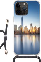 Geschikt voorApple Iphone 14 Pro - Crossbody Case - New York - Skyline - Reflectie - Siliconen - Crossbody - Backcover met Koord - Telefoonhoesje met koord - Hoesje met touw