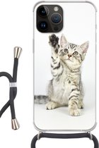Geschikt voorApple Iphone 14 Pro Max - Crossbody Case - Kitten - Poot - Wit - Meisjes - Kinderen - Jongens - Kind - Siliconen - Crossbody - Backcover met Koord - Telefoonhoesje met koord - Hoesje met touw