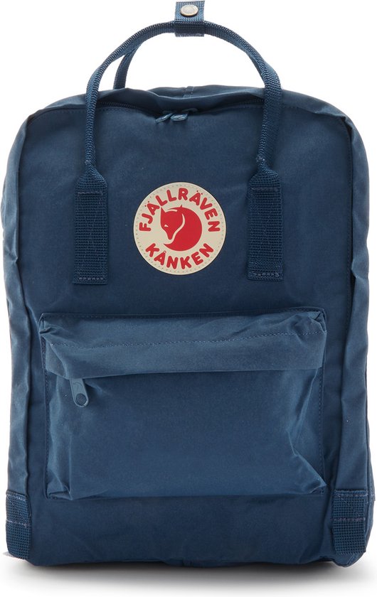 Frontaal aanzicht van een marineblauwe Kånken rugzak met het logo.