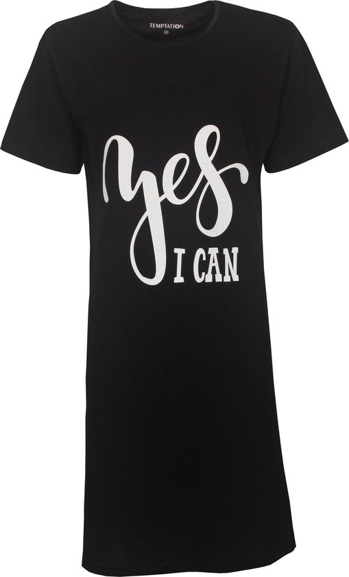 Zwart nachthemd met korte mouwen en de witte tekst 'yes I CAN' in handschrift.