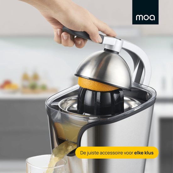 Een hand wordt gebruikt om de sinaasappel te persen met de zilverkleurige citruspers met opvangbak. De tekst 'De juiste accessoire voor elke klus'.