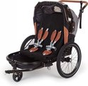 Grijze fietskar met zwarte bekleding en bruine riemen, twee grote wielen en een koppeling voor de fiets.