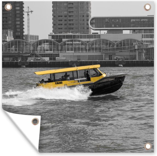 Tuindoek Zwart-wit foto van een boot in het Nederlandse Rotterdam - 100x100 cm