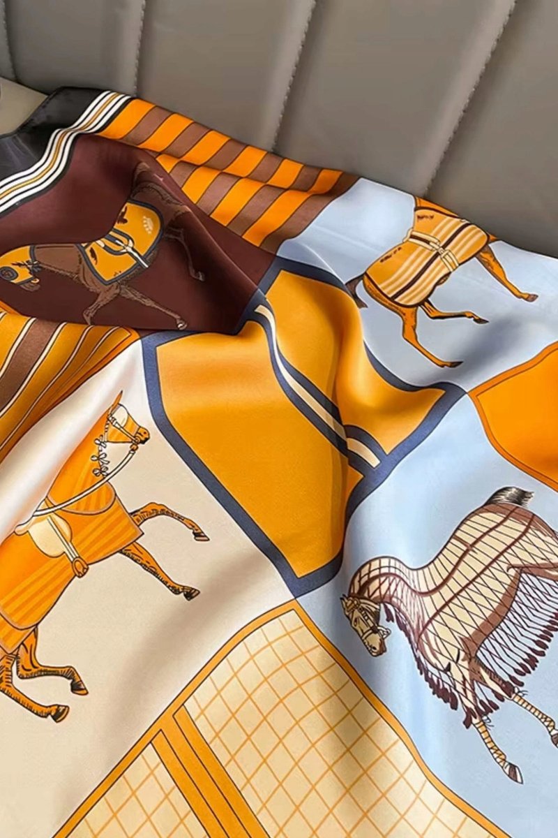 Zijde sjaal 70x70 cm - paarden en geometrische patronen, amberkleurig