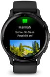 Zwarte smartwatch met een bericht van Hannah en een foto van een landschap.
