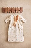 Pyjama bébé crème avec imprimé animalier marron, manches amovibles et jouet lapin