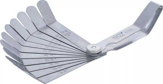 Un jeu de lames de mesure métalliques, ouvert en éventail, avec des mesures telles que 0,008, 0,1, 0,2, 0,3, 0,4, 0,45, 0,5, 0,6 MM.