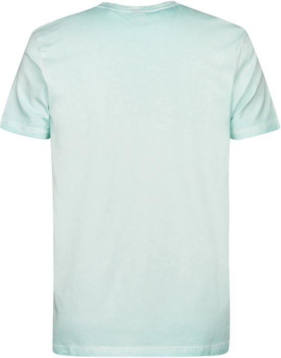 Achterkant van een effen lichtgroen T-shirt met korte mouwen.