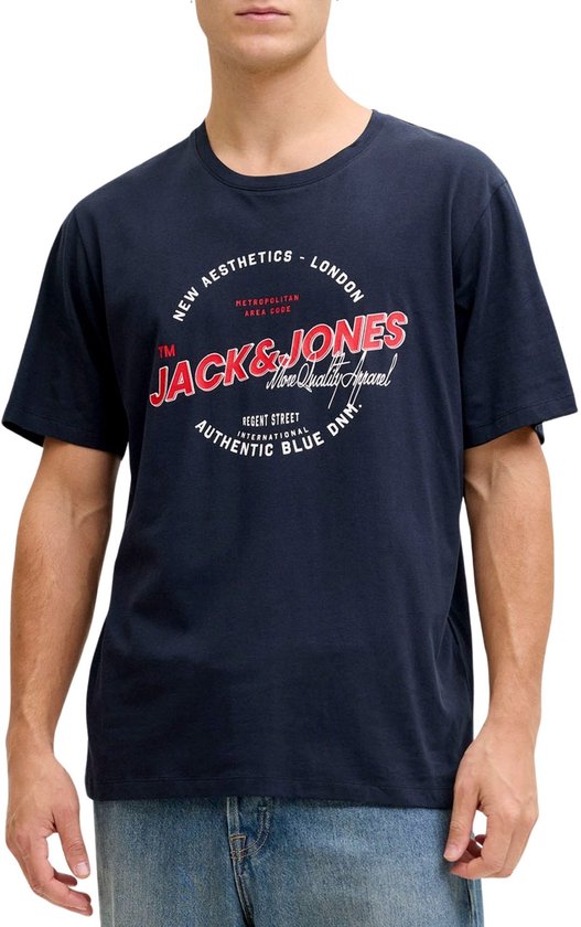 T-shirt bleu marine Jack & Jones avec un imprimé texte sur la poitrine, porté par un homme.