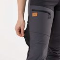 Damesbroek met rits aan de zijkant, verstevigde stof en een logo patch.