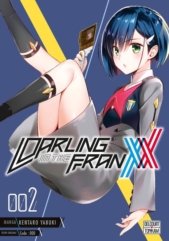 Une fille d'anime aux cheveux courts bleus, yeux verts, uniforme scolaire et titre 'DARLING in the FRANXX 002'.