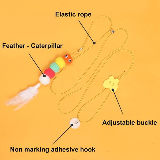 Een kattenveerspeeltje met een gekleurde pomponbal en een bel, bevestigd aan een geel elastisch koord met een verstelbare haak.