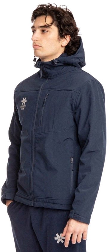 Man in marineblauwe softshell jas met capuchon en Osaka-logo op linkerborst.