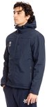 Man in marineblauwe softshell jas met capuchon en Osaka-logo op linkerborst.