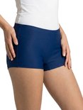 Model draagt een marineblauwe midi short met witte tanktop.