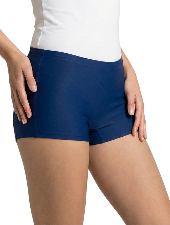 Model draagt een marineblauwe midi short met witte tanktop.