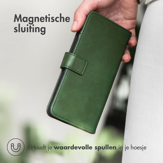 Hand die een groen telefoonhoesje in boekstijl vasthoudt. "Magnetische sluiting".