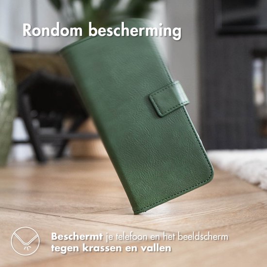 Groen telefoonhoesje in boekstijl, rechtopstaand op een houten ondergrond. "Rondom bescherming".