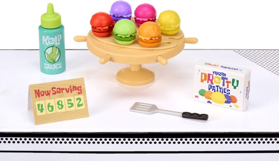 Miniverse SpongeBob 'Kelp Sauce' flesje naast een stapel kleurrijke macaron-achtige taartjes op een rond draaiplateau.